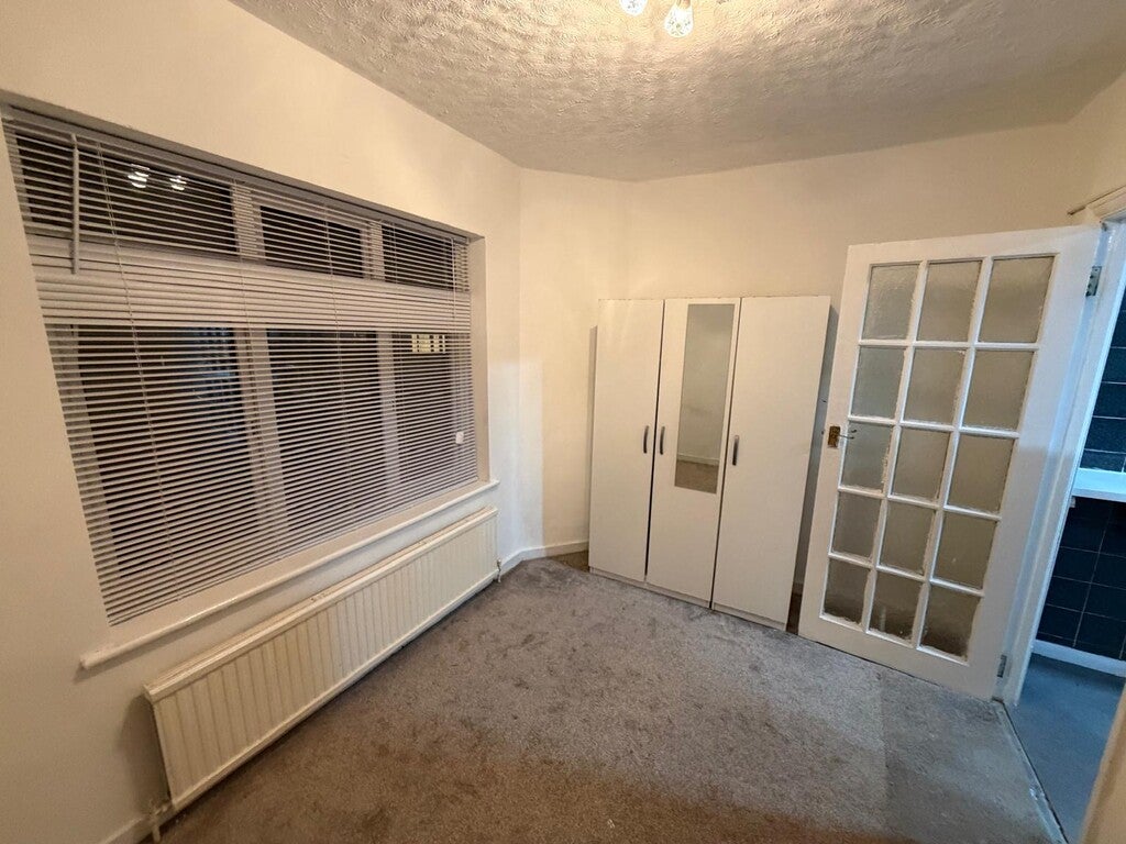 Flat Chingford Mount Road in Greater London