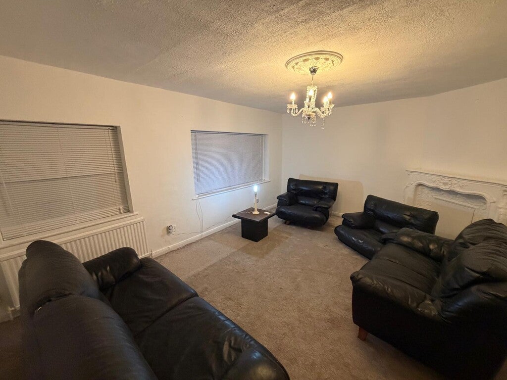 Flat Chingford Mount Road in Greater London