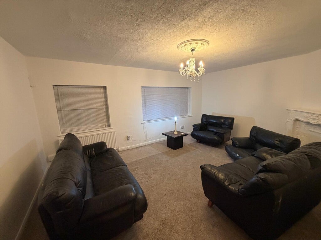 Flat Chingford Mount Road in Greater London