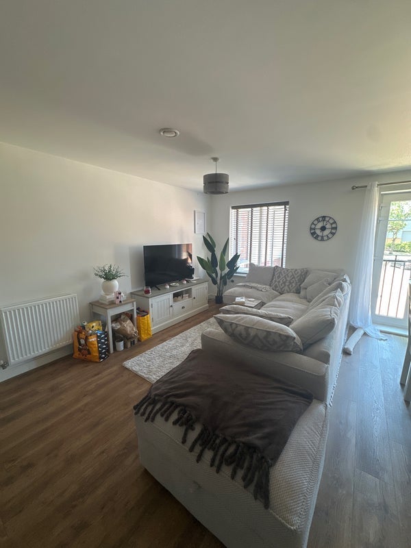 Room Moore Road in Crawley