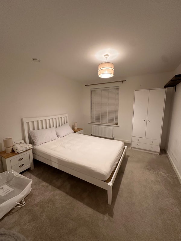 Room Moore Road in Crawley