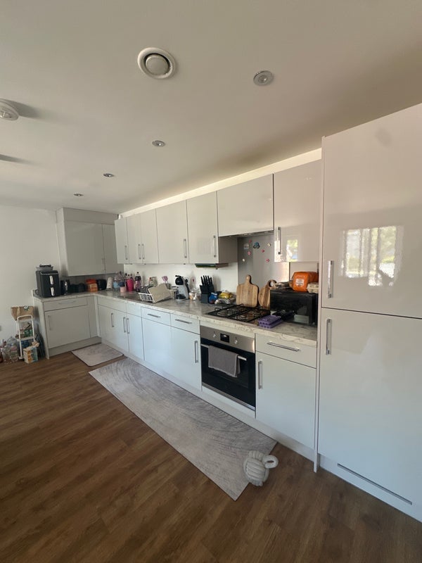 Room Moore Road in Crawley