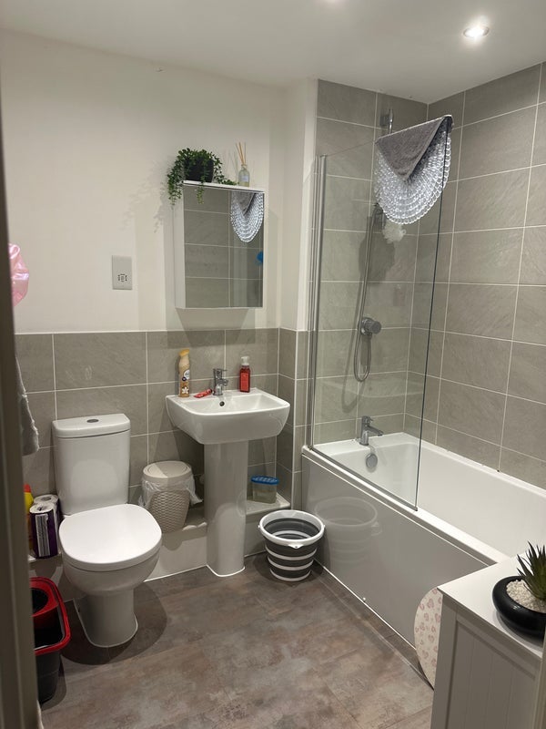 Room Moore Road in Crawley