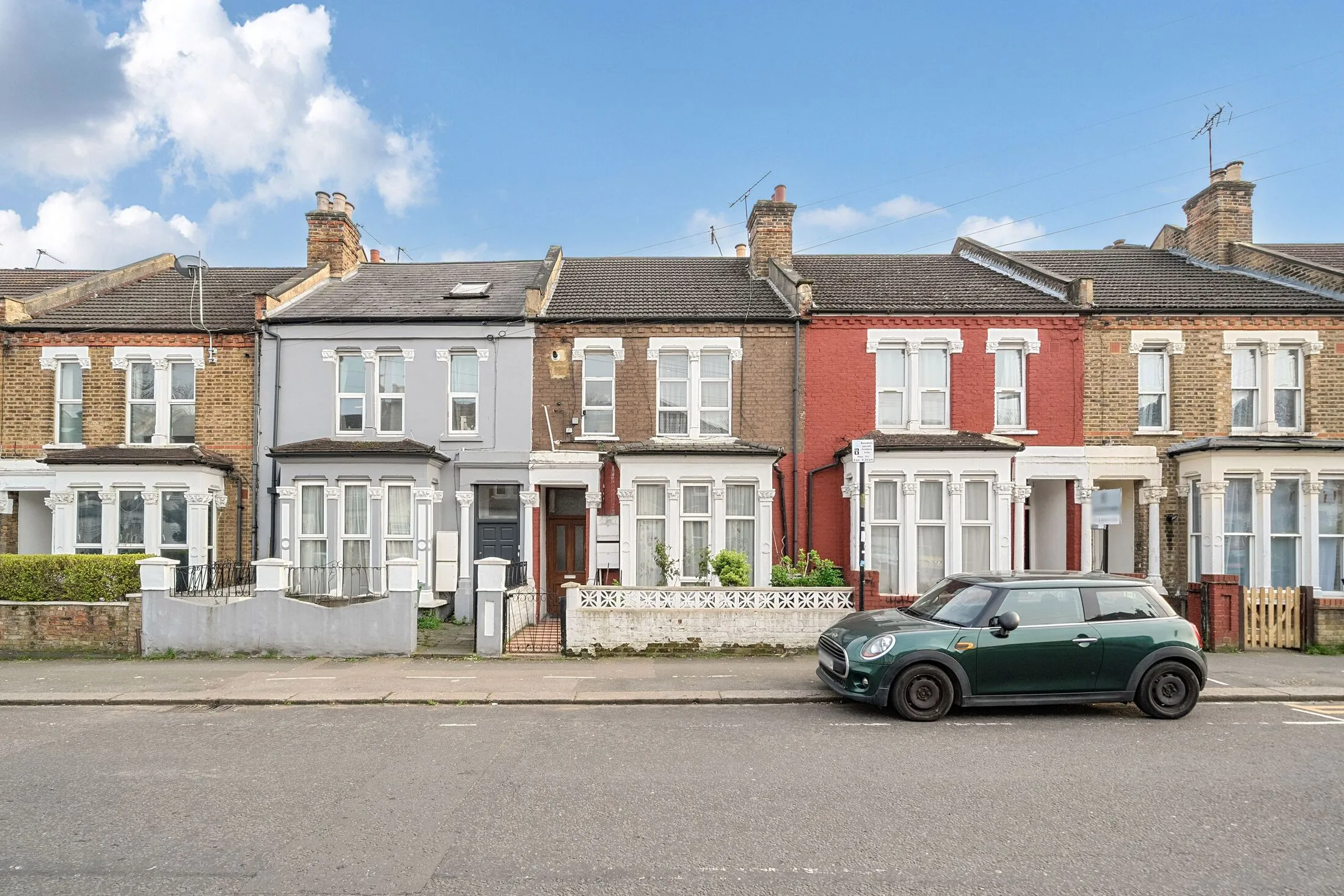 Flat Vale Road in Greater London
