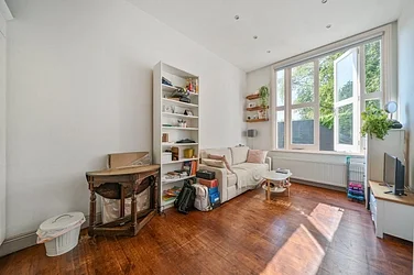 Flat Crescent Wood Road in Greater London