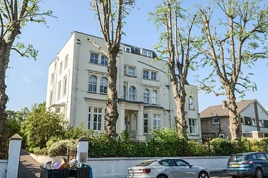 Flat Crescent Wood Road in Greater London