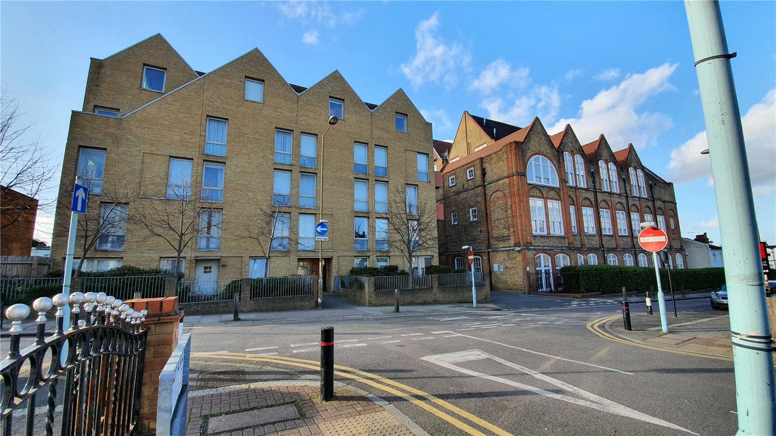 Flat Bloomfield Road in Greater London