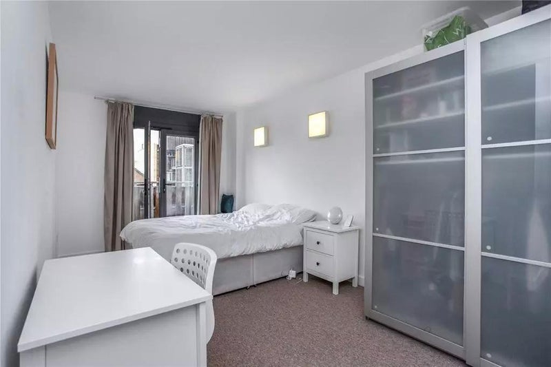 Flat Kingsland Road in Greater London