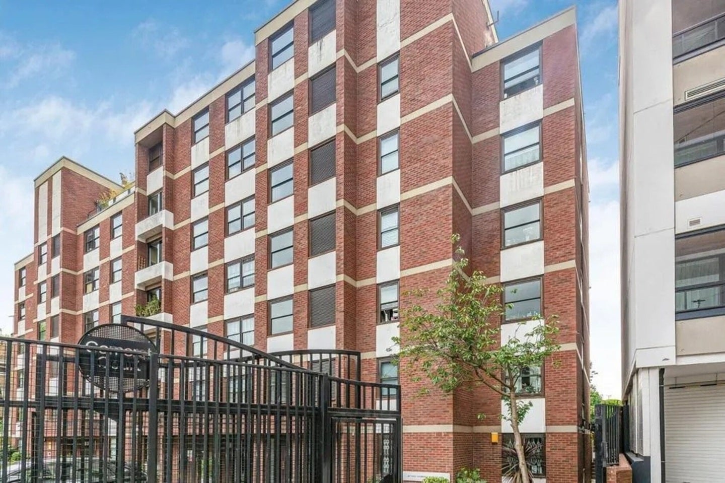Flat Lorne Gardens in Greater London