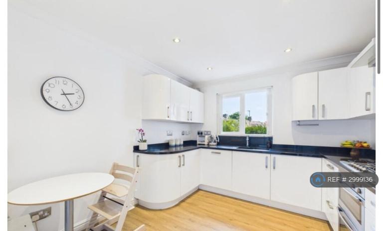 Flat Holders Hill Road in Greater London