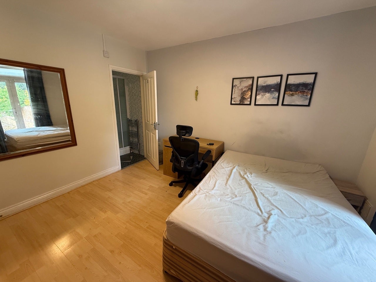 Room Dane Road in Greater London