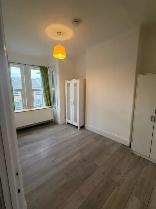 Flat Rochester Avenue in Greater London