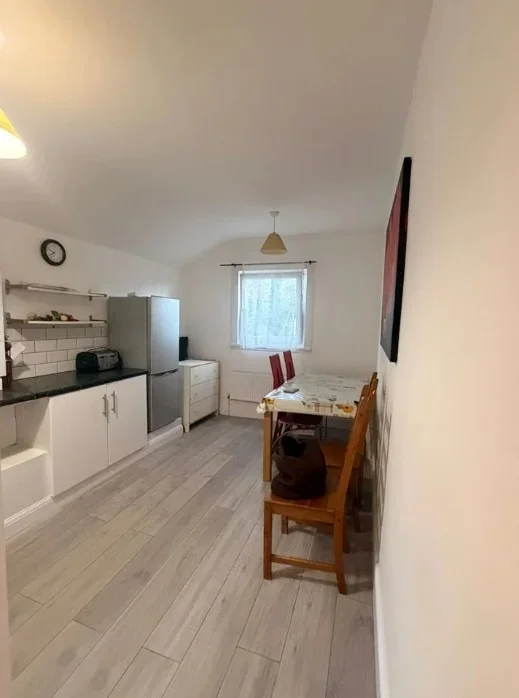 Flat Rochester Avenue in Greater London