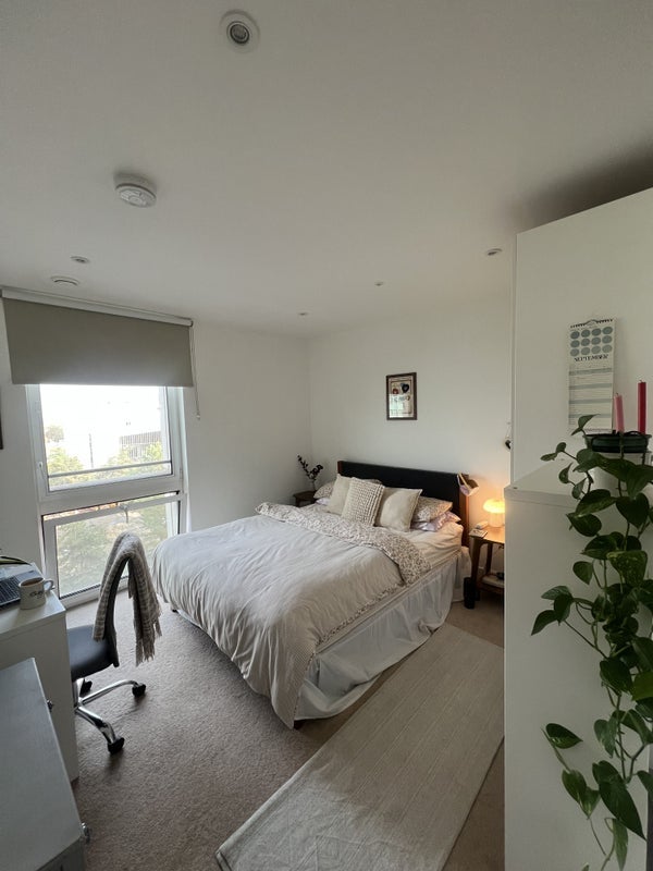 Room Cheering Lane in Greater London