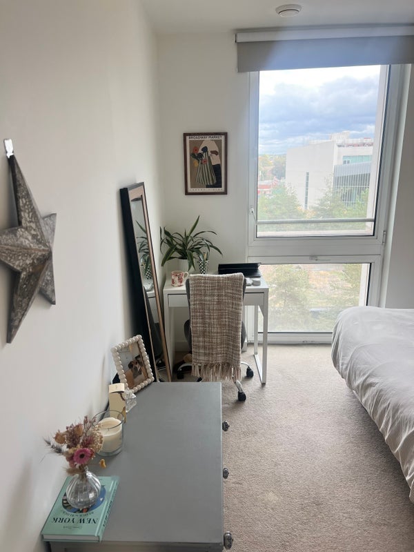 Room Cheering Lane in Greater London