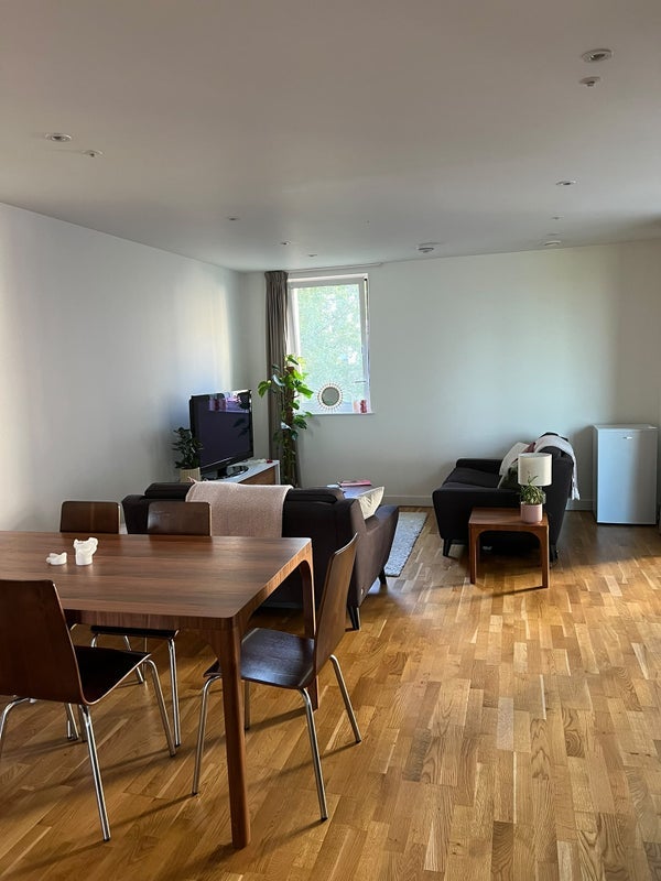 Room Cheering Lane in Greater London