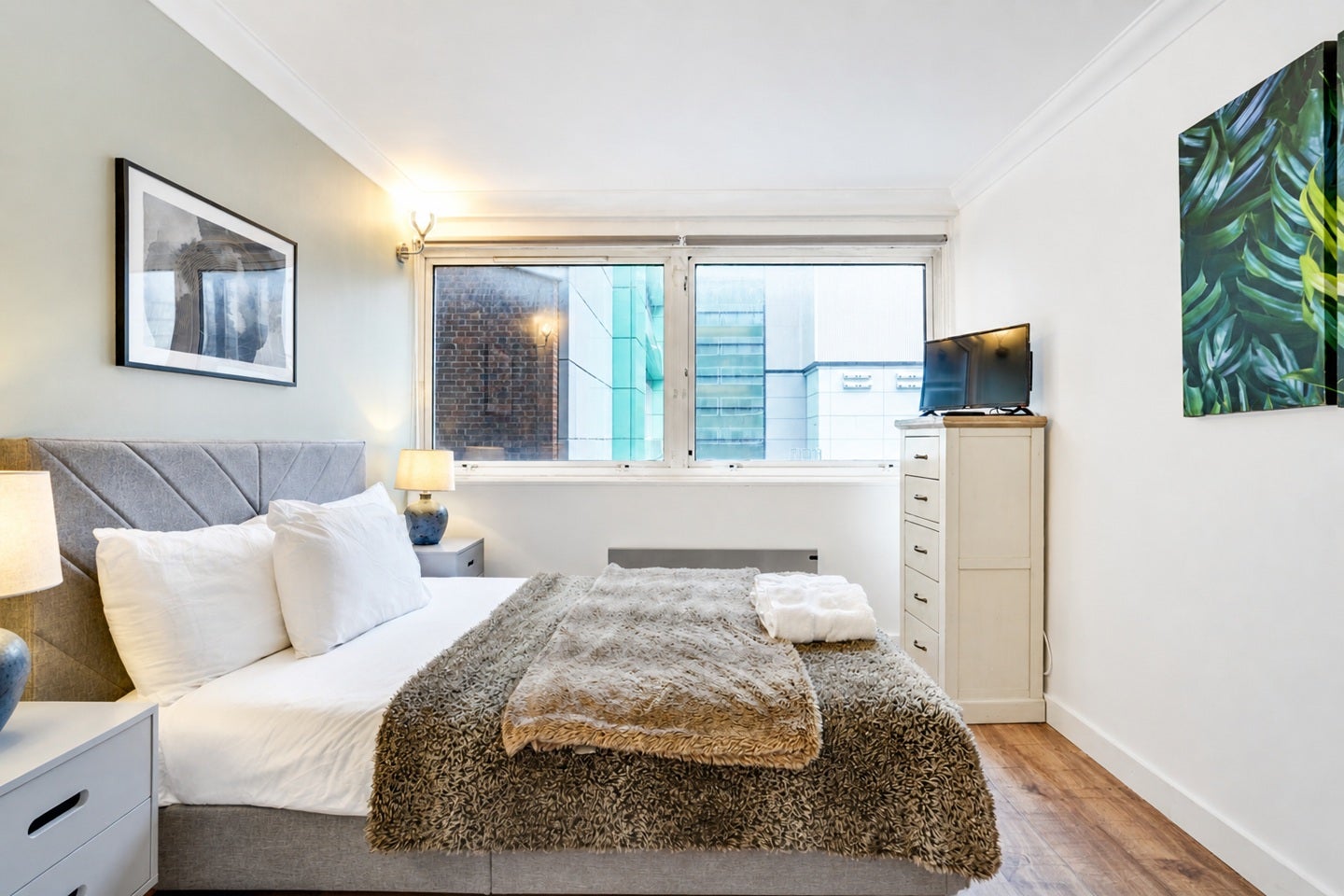 Room Fitzroy Street in Greater London