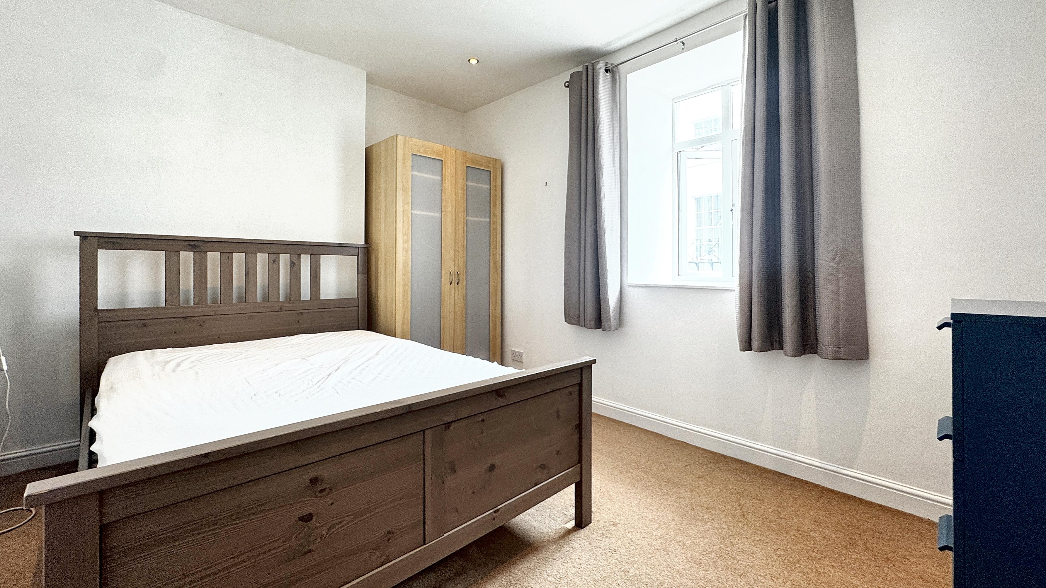 Flat Southleigh Road in Bristol