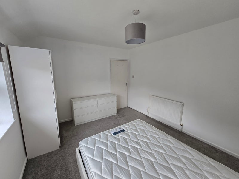 Room Hazel Road in Whitefield