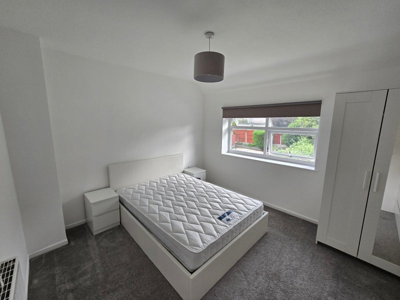 Room Hazel Road in Whitefield