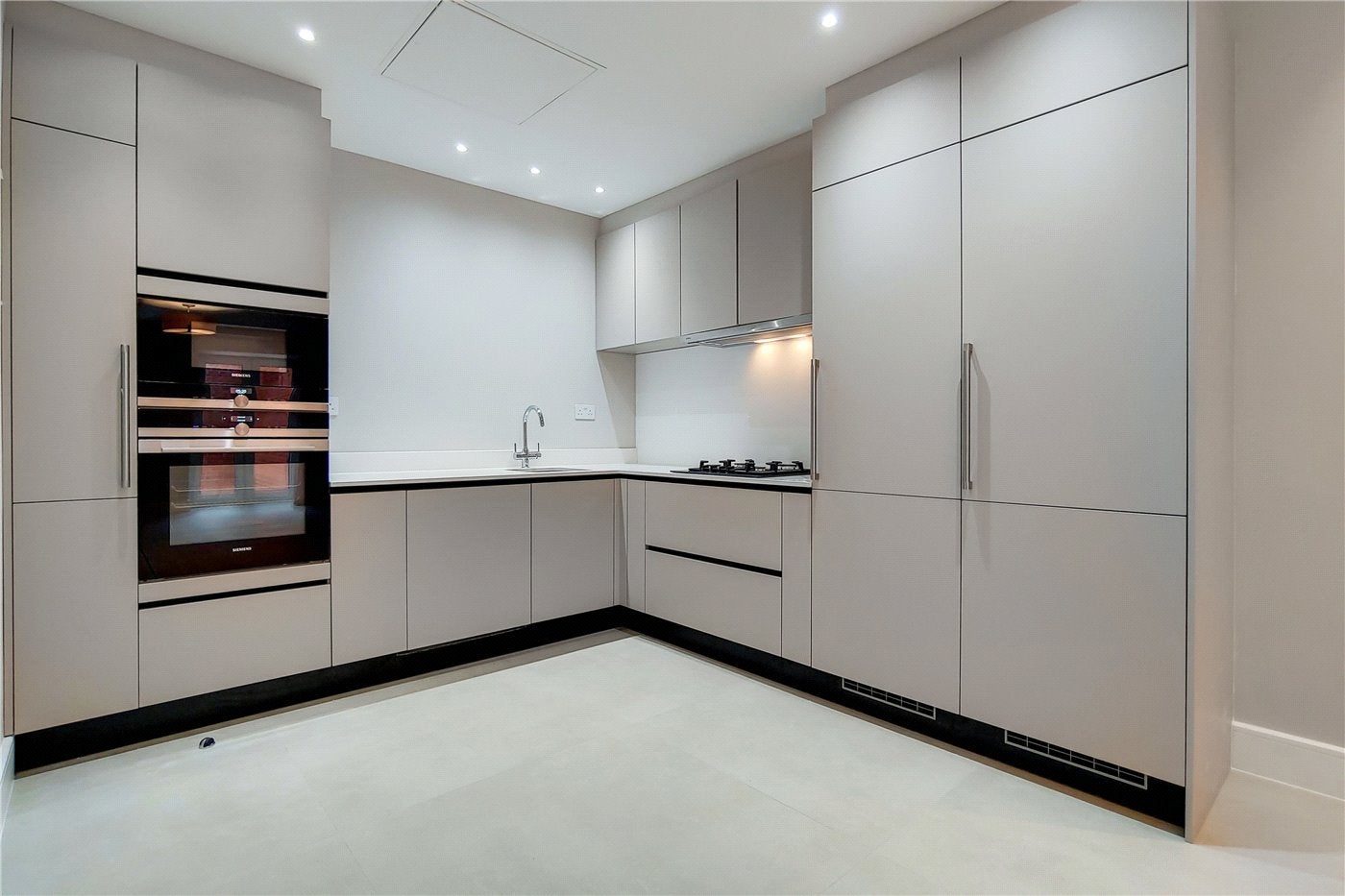 Flat Fitzjohn's Avenue in Greater London