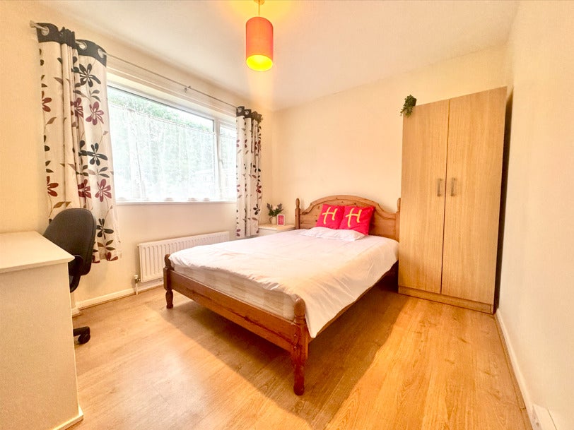 Room Downs Road in Canterbury