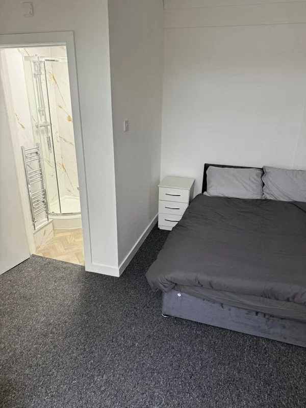 Room Richmond Avenue in Greater London