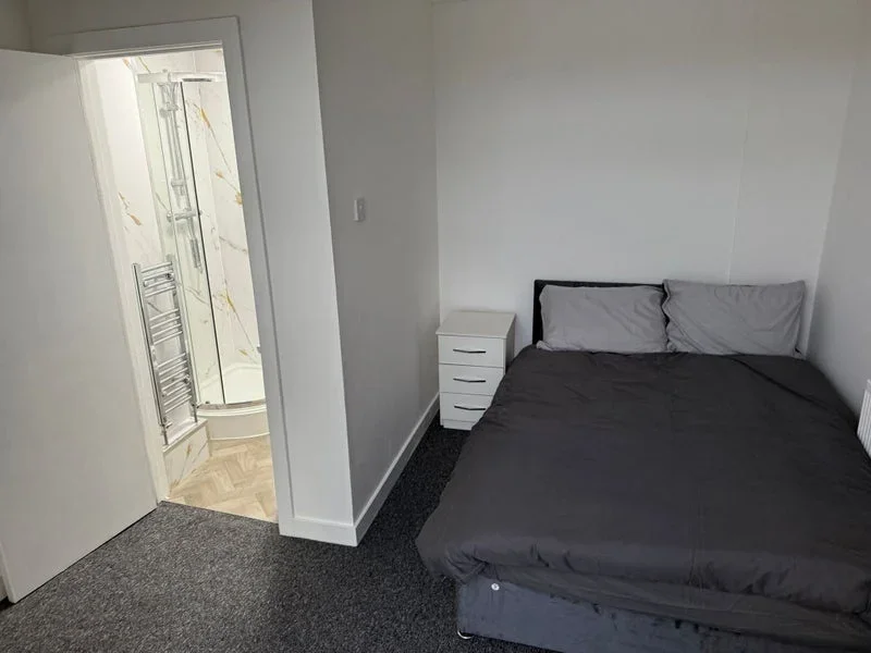 Room Richmond Avenue in Greater London