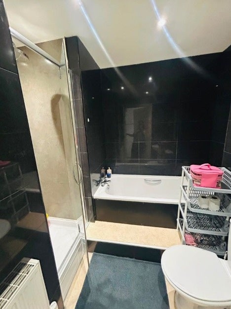 Flat Cobham Close in Greater London