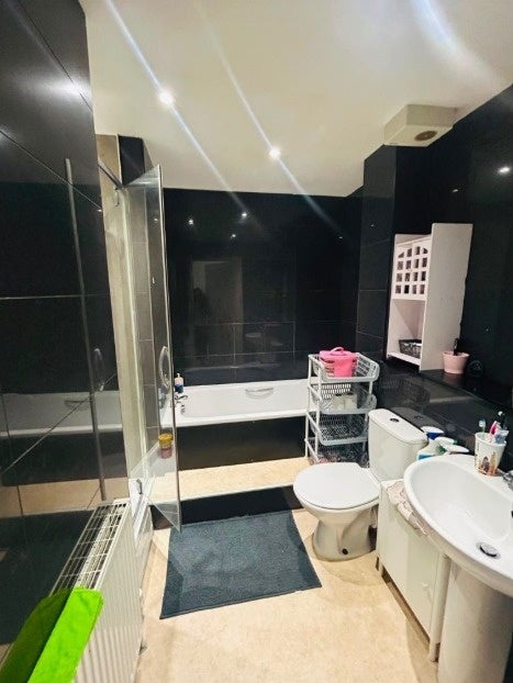 Flat Cobham Close in Greater London