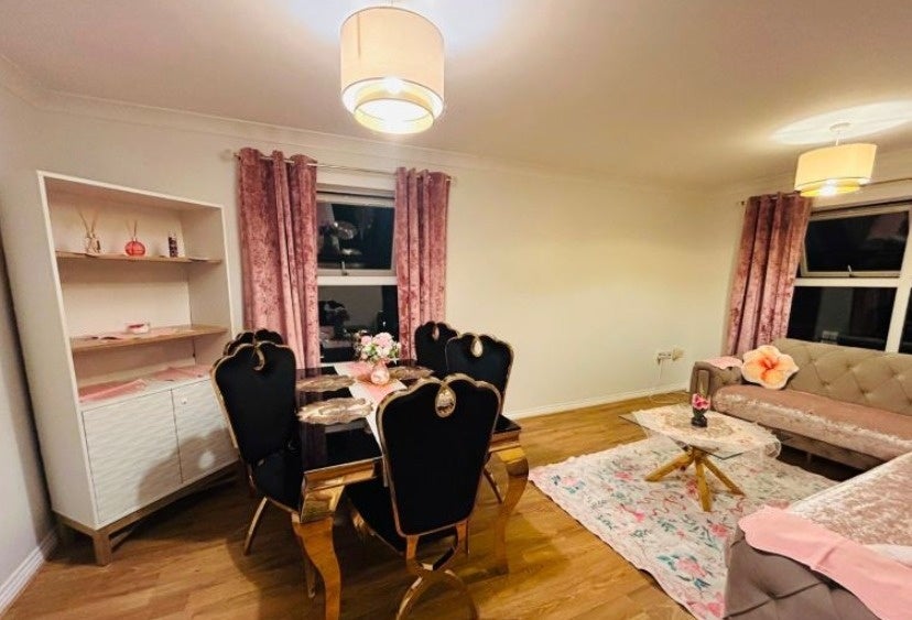 Flat Cobham Close in Greater London