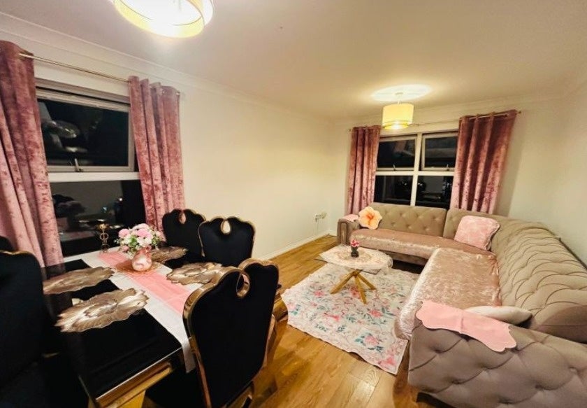 Flat Cobham Close in Greater London