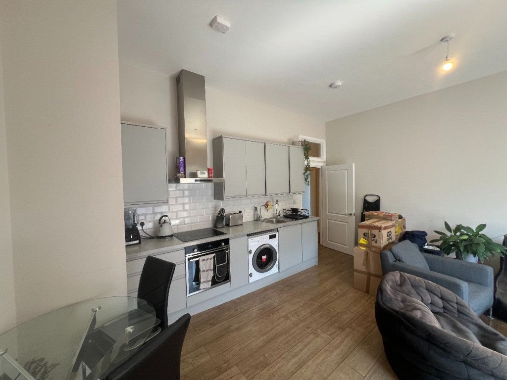 Flat Manor Drive North in Greater London