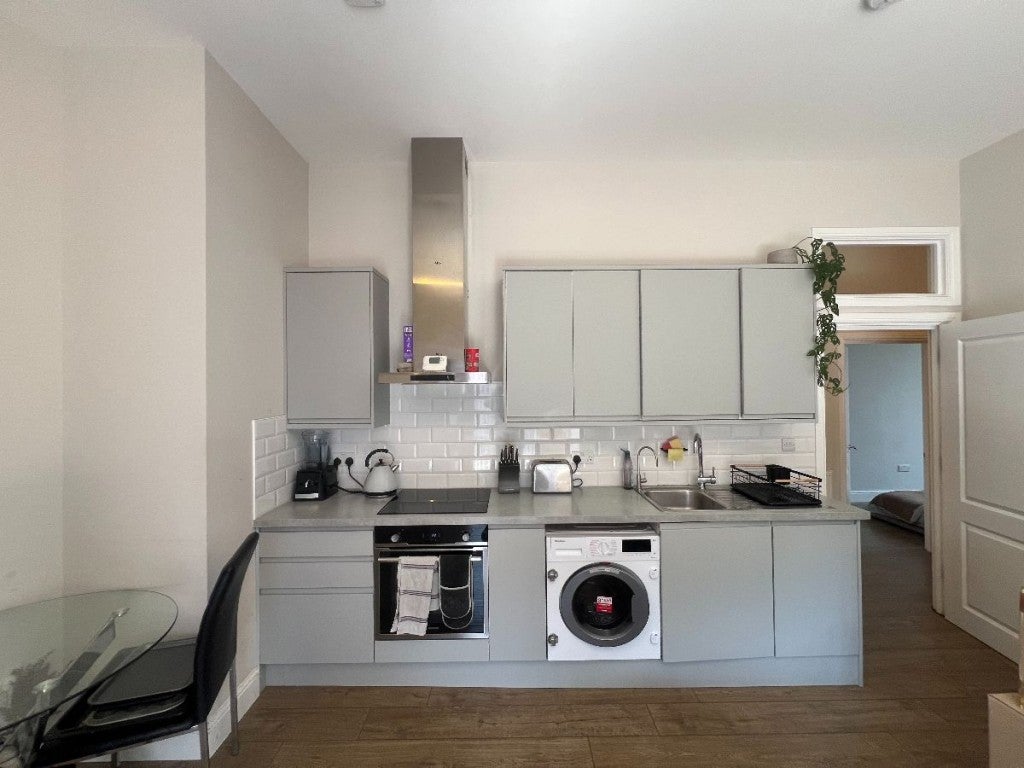 Flat Manor Drive North in Greater London