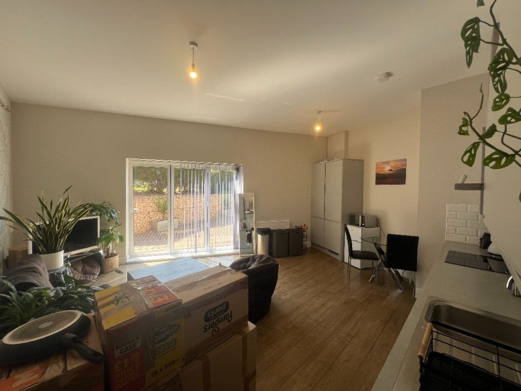 Flat Manor Drive North in Greater London