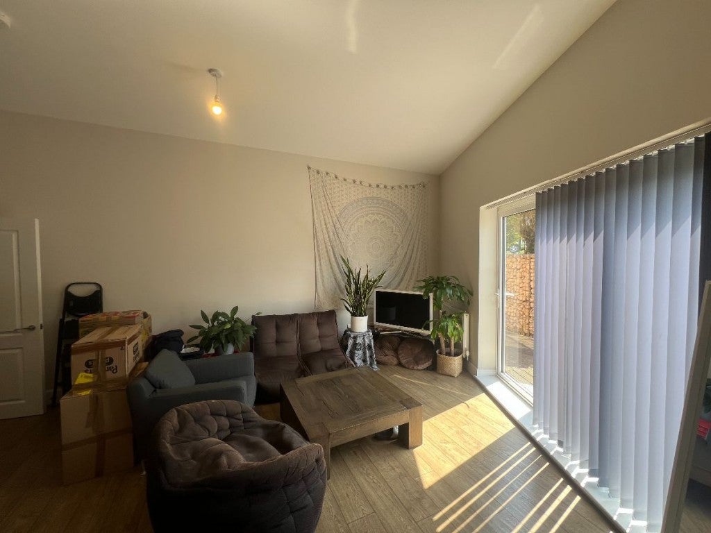 Flat Manor Drive North in Greater London