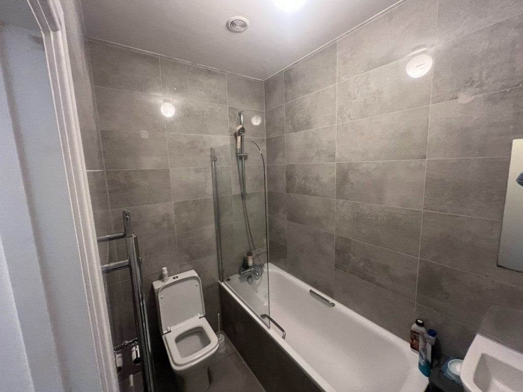 Flat Manor Drive North in Greater London