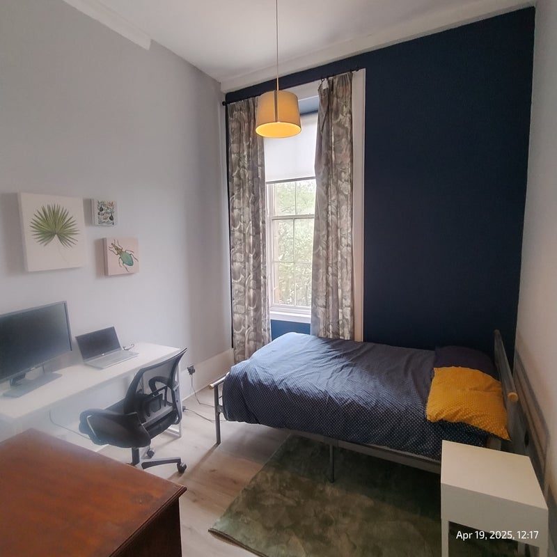 Room Walmer Crescent in Glasgow