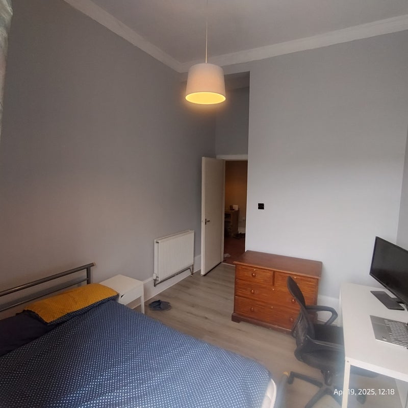 Room Walmer Crescent in Glasgow