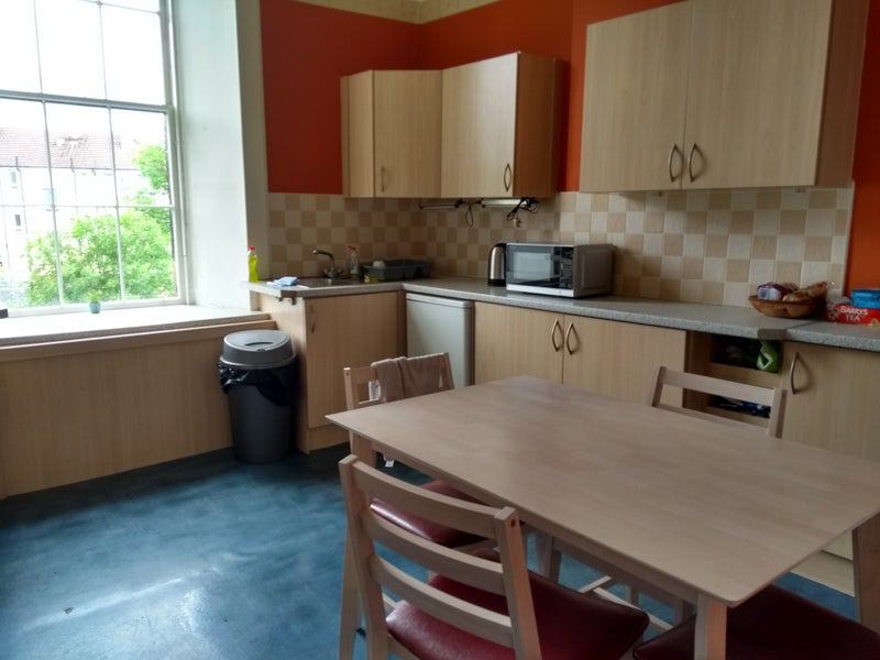Room Walmer Crescent in Glasgow
