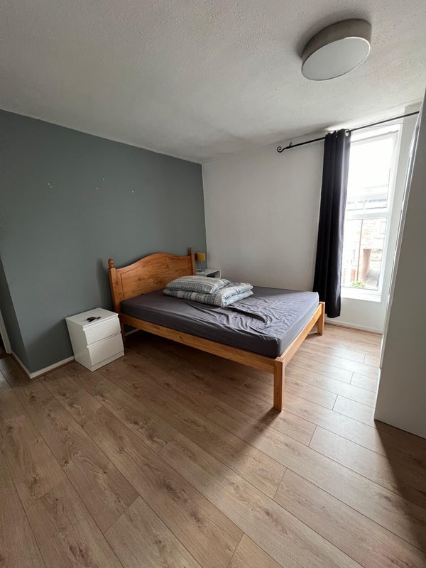 Room Viola Close in Basildon