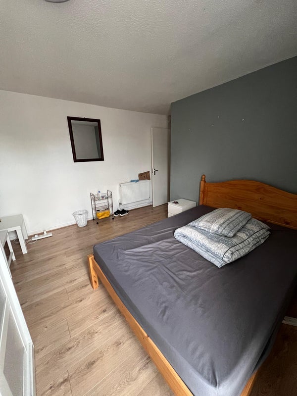 Room Viola Close in Basildon