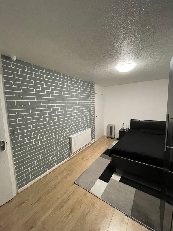 Room Viola Close in Basildon