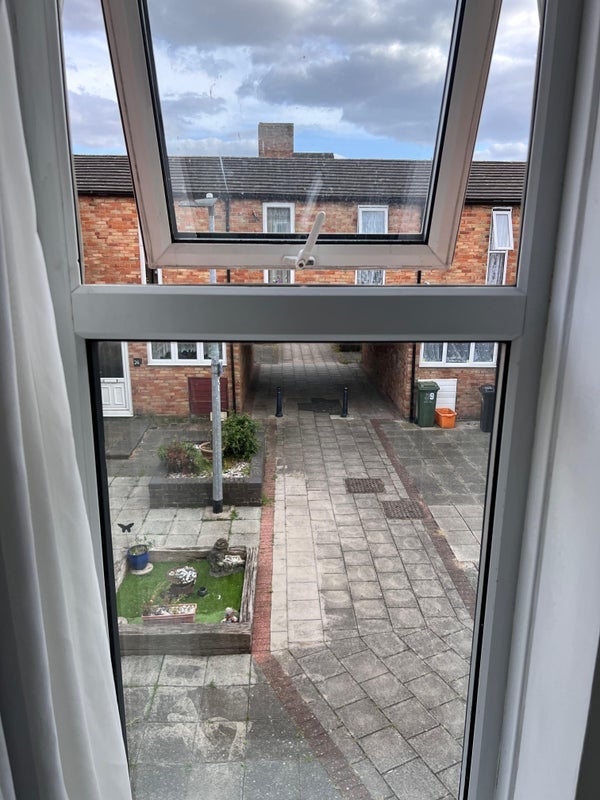 Room Viola Close in Basildon