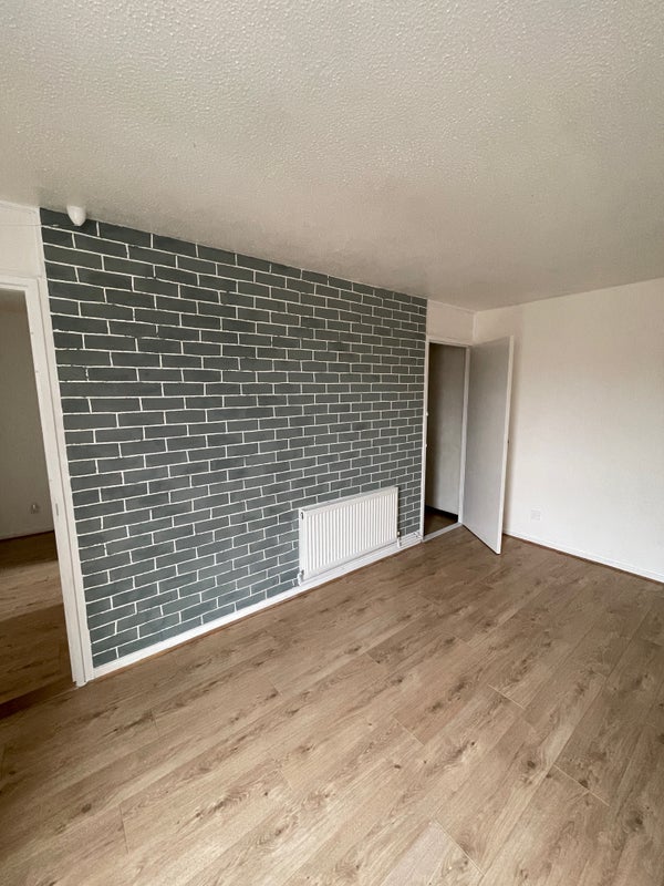 Room Viola Close in Basildon