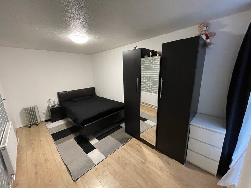 Room Viola Close in Basildon