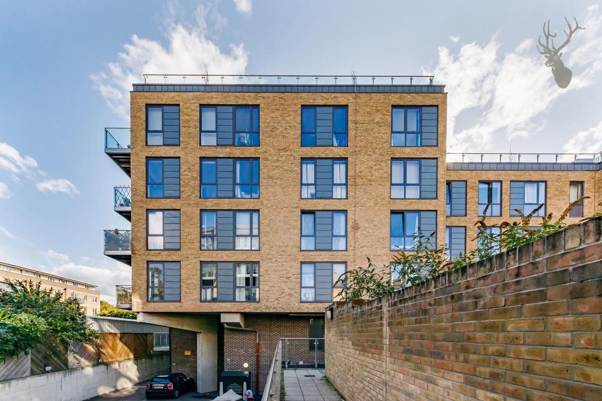 Flat Court Yard in Greater London