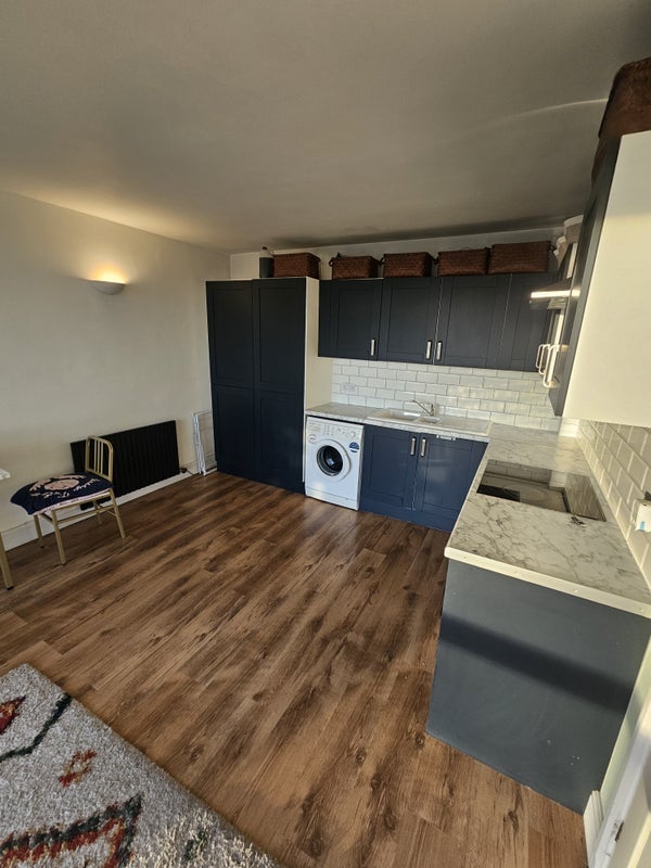 Flat Leigham Court Road in Greater London