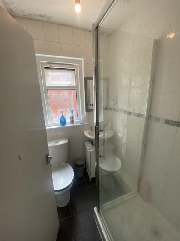 Room Newcombe Road in Southampton
