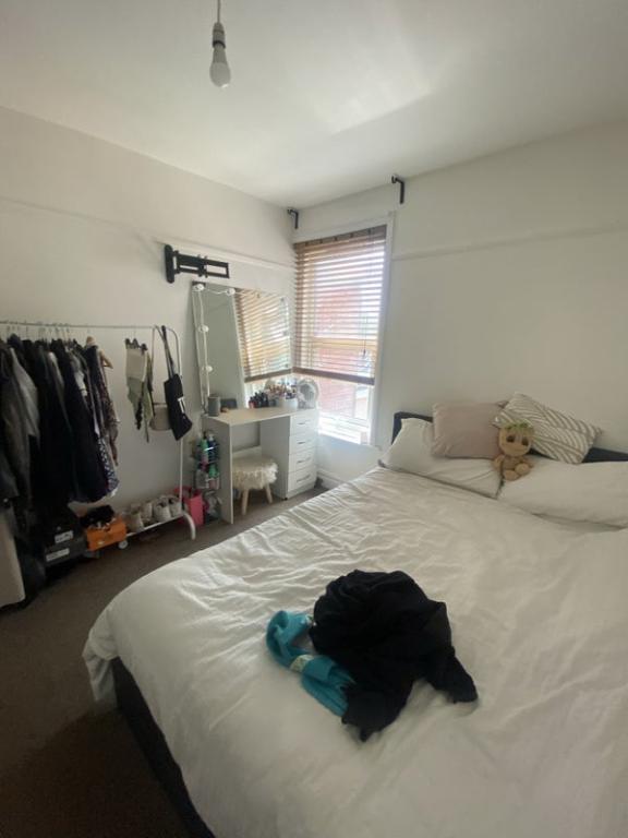 Room Newcombe Road in Southampton